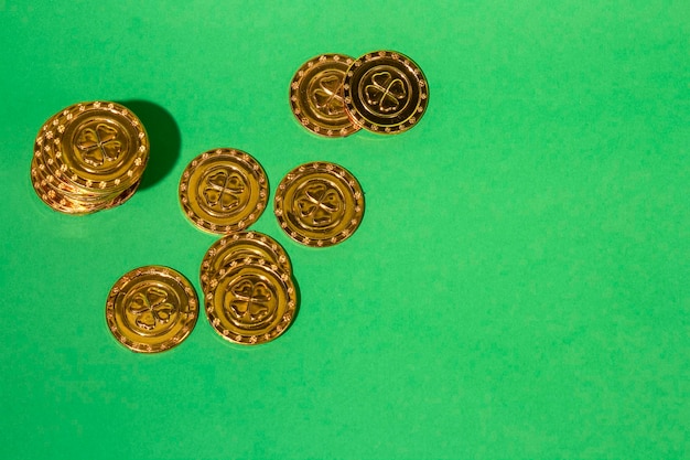Złote Monety Z Okazji Dnia świętego Patryka Z Koniczyną Na Zielonym Tle