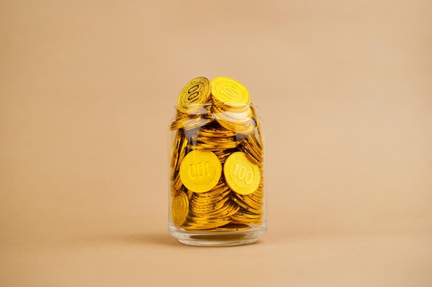 Złote monety Zapisz złote monety w szklanych słoikach Concept