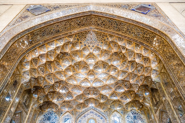 Złote muqarnas sklepione z lustrzaną pracą w Chehel Sotoun Palace. Isfahan, Iran.