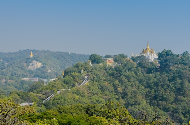 Złote pagody na wzgórzu sagaing, Myanmar