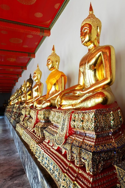 Złote posągi Buddy ramię w ramię w Wat Pho Bangkok Tajlandia