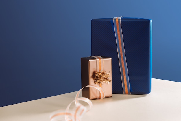 Złote pudełko i niebieskie pudełko prezenty na Boże Narodzenie prezenty pod choinkę