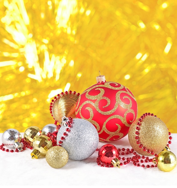 Złote srebrne i czerwone ozdoby świąteczne na tle bokeh