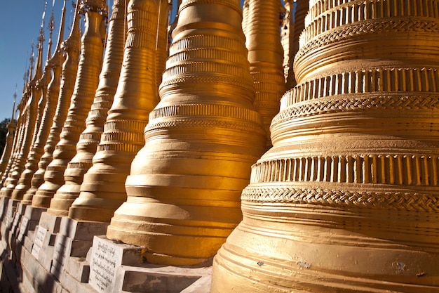Złote stupy na jeziorze Inle, tradycyjna architektura buddyjska