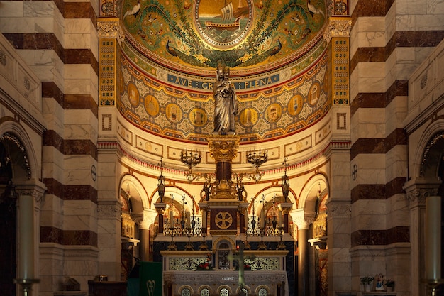 Złote wnętrze Notre Dame de La Garde. Marsylia, Francja, 10.08.2019.