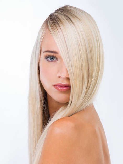 Zdjęcie złotowłosa piękność portret studyjny wspaniałej młodej blondynki na białym tle