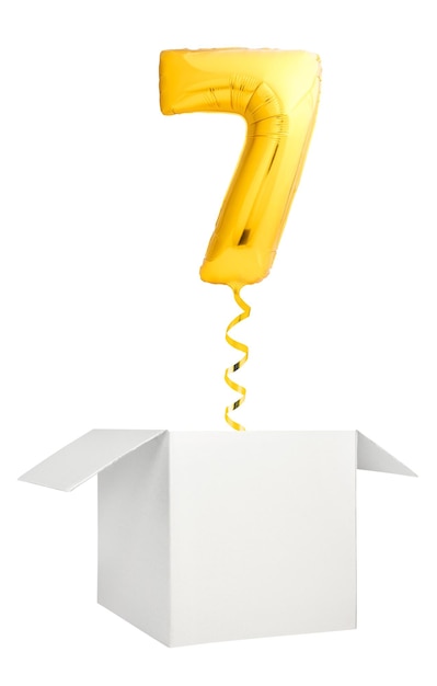 Złoty balon numer siedem wylatujący z pustego białego pudełka na białym tle