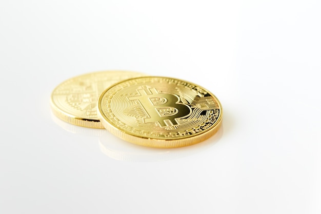 Złoty bitcoin na banknocie z różnymi rzeczami biznes