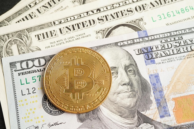 Złoty bitcoin na banknotach dolara amerykańskiego pieniądze dla biznesu i handlu Waluta cyfrowa Technologia blockchain wirtualnej kryptowaluty