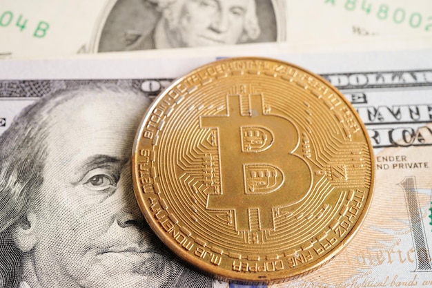 Złoty bitcoin na banknotach dolara amerykańskiego pieniądze dla biznesu i handlu Waluta cyfrowa Technologia blockchain wirtualnej kryptowaluty