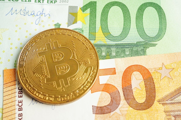 Złoty bitcoin na banknotach euro pieniądze dla biznesu i handlu Waluta cyfrowa Wirtualna kryptowaluta