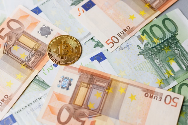 Złoty bitcoin na banknotach euro. płatności elektroniczne