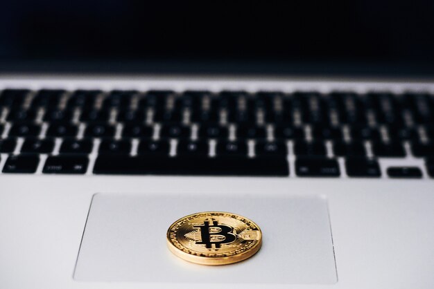 Złoty Bitcoin Na Klawiaturze Laptopa