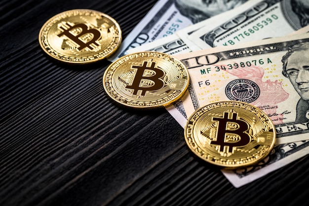 Złoty bitcoin na pieniądze rachunków tle