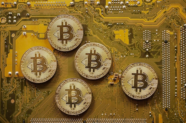 Złoty bitcoin na płycie głównej komputera, koncepcja wydobywania bitcoinów