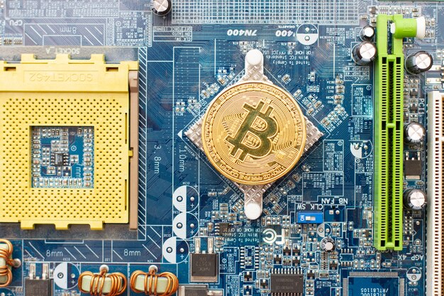 Złoty Bitcoin na płycie głównej komputera obwodu