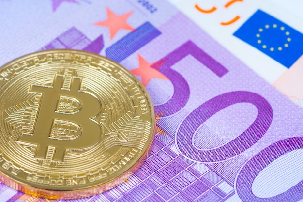 Złoty bitcoin nad banknotów euro z bliska