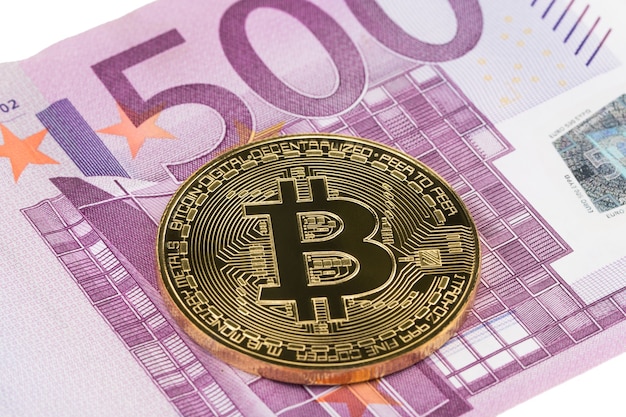 Złoty bitcoin zbliżenie na tle waluty euro. Zdjęcie w wysokiej rozdzielczości.