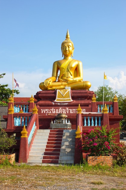 Złoty Budda w świątyni w Koh Yo w Songkhla