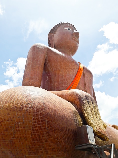 Zdjęcie złoty buddha przy nakhon pathom