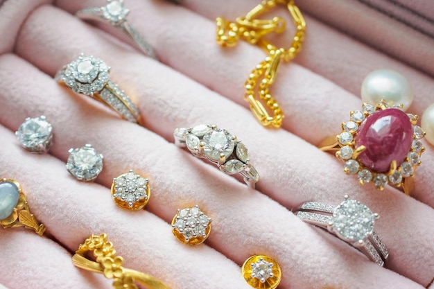 Złoty i srebrny diamentowy pierścionek z szafirem i kolczyki z pereł w luksusowym pudełku na biżuterię