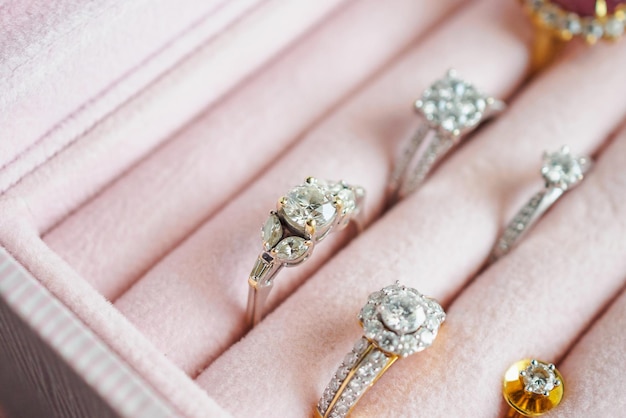 Złoty i srebrny pierścionek z brylantem i kolczyki w luksusowym pudełku z biżuterią