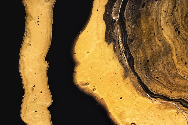 Zdjęcie złoty kawałek kamienia na czarnym abstrakcyjny płynny marmurowy tło lub tekstura akrylowa płynna sztuka cyfrowy wystrój