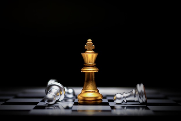 Zdjęcie złoty król szachowy prowadzi srebrne szachy szachownica sukces biznesowy konkurencja praca zespołowa