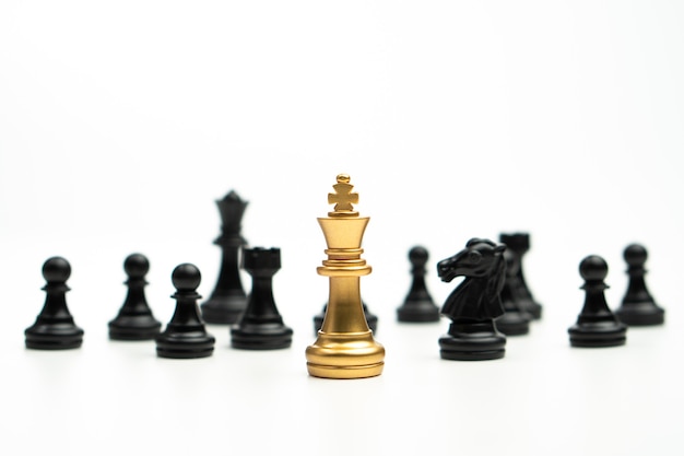 Złoty Król Szachowy stojący obok innych szachów, Koncepcja lidera musi mieć odwagę i wyzwanie w rywalizacji, przywództwo i wizję biznesową, aby wygrać w grach biznesowych