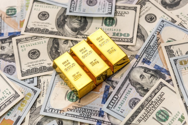 Złoty kruszec w banknotach dolara amerykańskiego z bliska