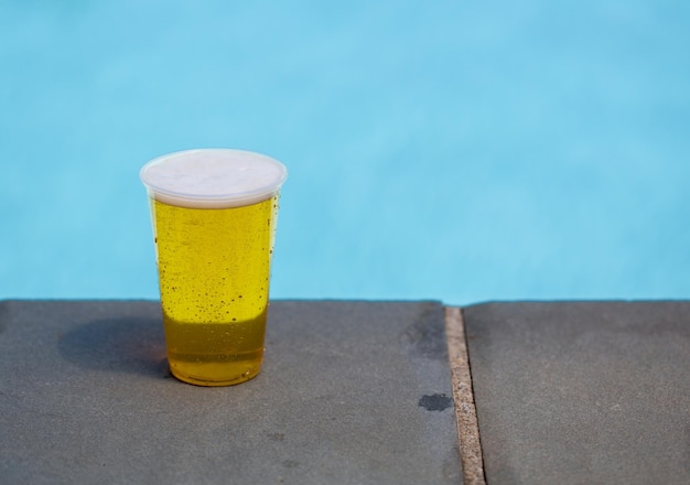 Zdjęcie złoty lager lub piwo w jednorazowym plastikowym kubku