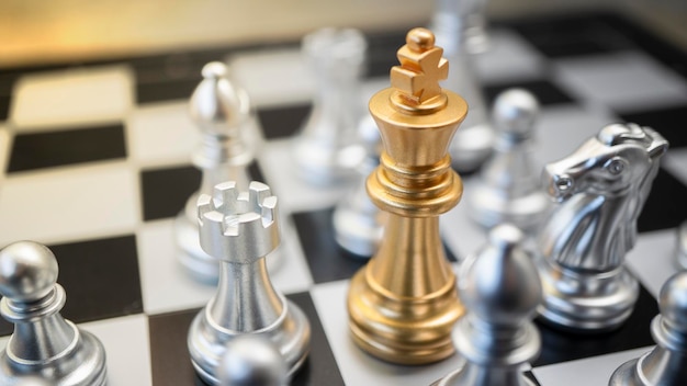 Zdjęcie złoty lider na symbolu mocy drużyny na szachownicy