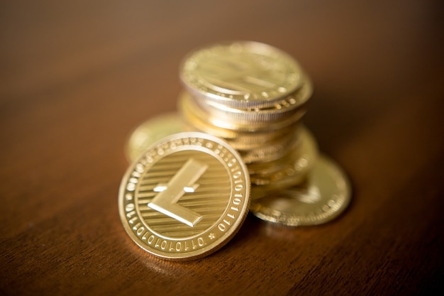 Złoty Lightcoin z bliska - koncepcja biznesowa kryptowaluty.