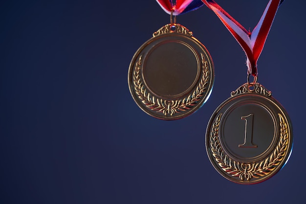 Złoty medal na kolorowym tle