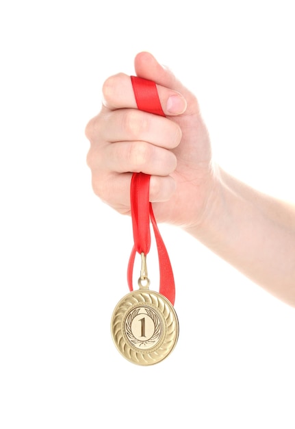 Złoty medal w ręku na białym tle