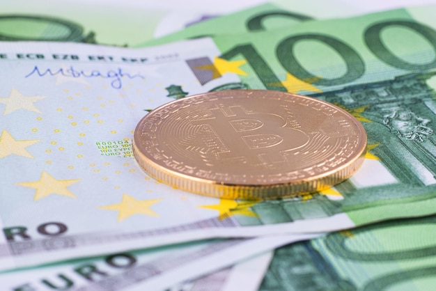 Złoty nietoperz na tle europejskiej waluty. Bitcoin kryptowaluty.