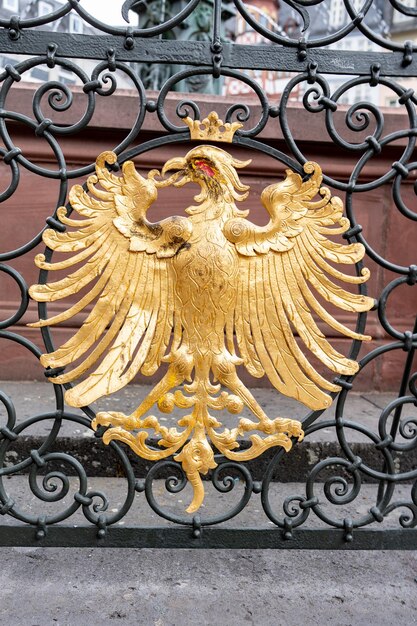 Zdjęcie złoty orzeł, heraldyczny symbol frankfurtu na starym żelaznym płocie w centrum miasta, w roemer
