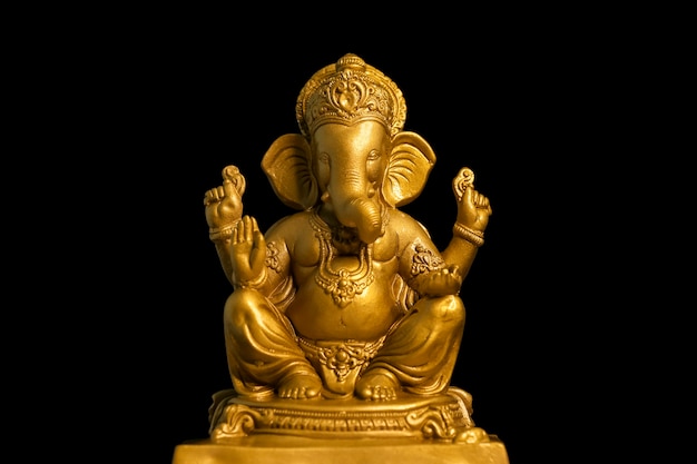 Złoty Pan Ganesha sclupture na ciemnym tle. świętować festiwal Lord Ganesha.