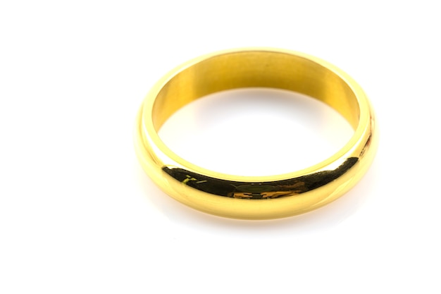 złoty pierścionek zaręczynowy na białym tle