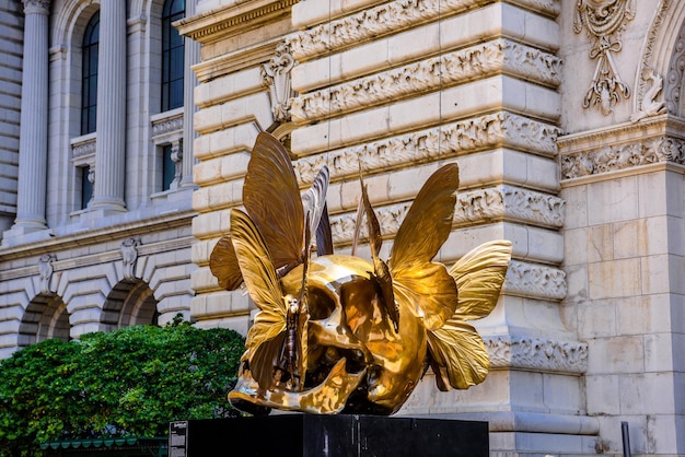 Złoty pomnik z czaszką i motylami w Fontvielle MonteCarlo Monaco Cote d'Azur Riwiera Francuska