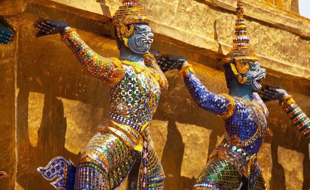 Złoty posąg buddyjski w Bangkoku, Tajlandia
