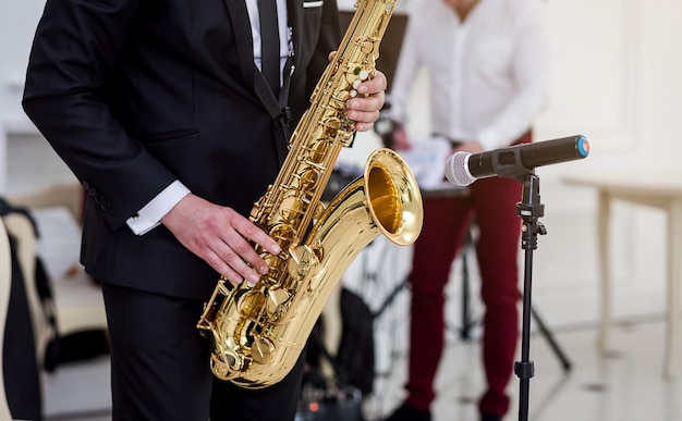 Złoty Saksofon Z Drobinkami W Męskich Rękach