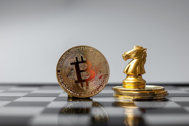 Złoty Stos Monet Kryptowaluty Bitcoin I Kawałek Chess Knight, Crypto To Cyfrowe Pieniądze W Sieci Blockchain, Są Wymieniane Za Pomocą Technologii I Internetowej Wymiany Internetowej. Koncepcja Finansowa