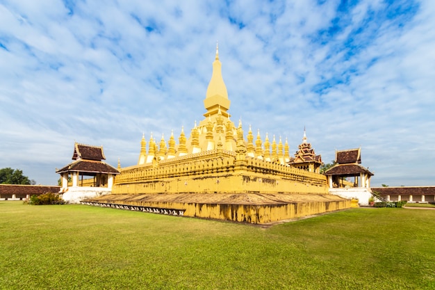 Złoty Wat Thap Luang w Vientiane, Laos.