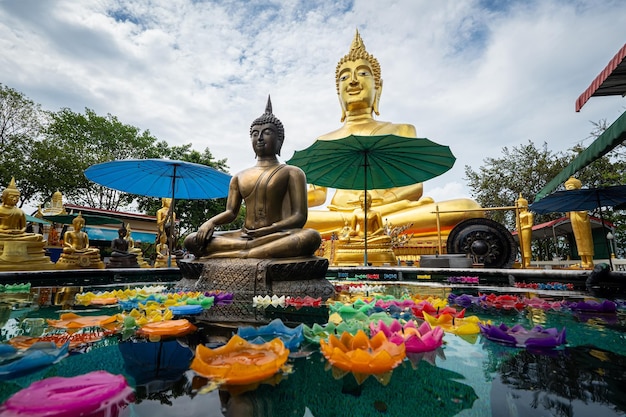Złoty Wielki Budda na tle błękitnego pochmurnego nieba w Pattaya Tajlandia w letni dzień