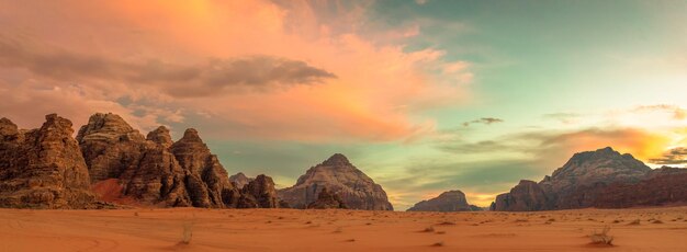 Złoty zachód słońca w Wadi Rum