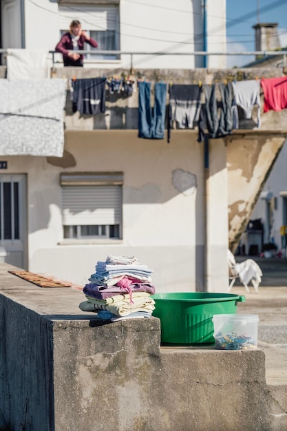 Złożone ubrania na ulicy po wysuszeniu w jasne i słoneczne popołudnie w Espinho Portugal