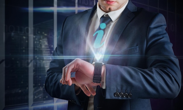 Złożony obraz biznesmena używającego zegarka hologramowego w biurze z widokiem na miasto