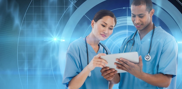Złożony obraz chirurgów patrzących na cyfrowy tablet w szpitalu