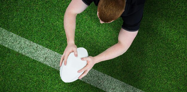 Złożony obraz gracza rugby, który zdobywa próbę